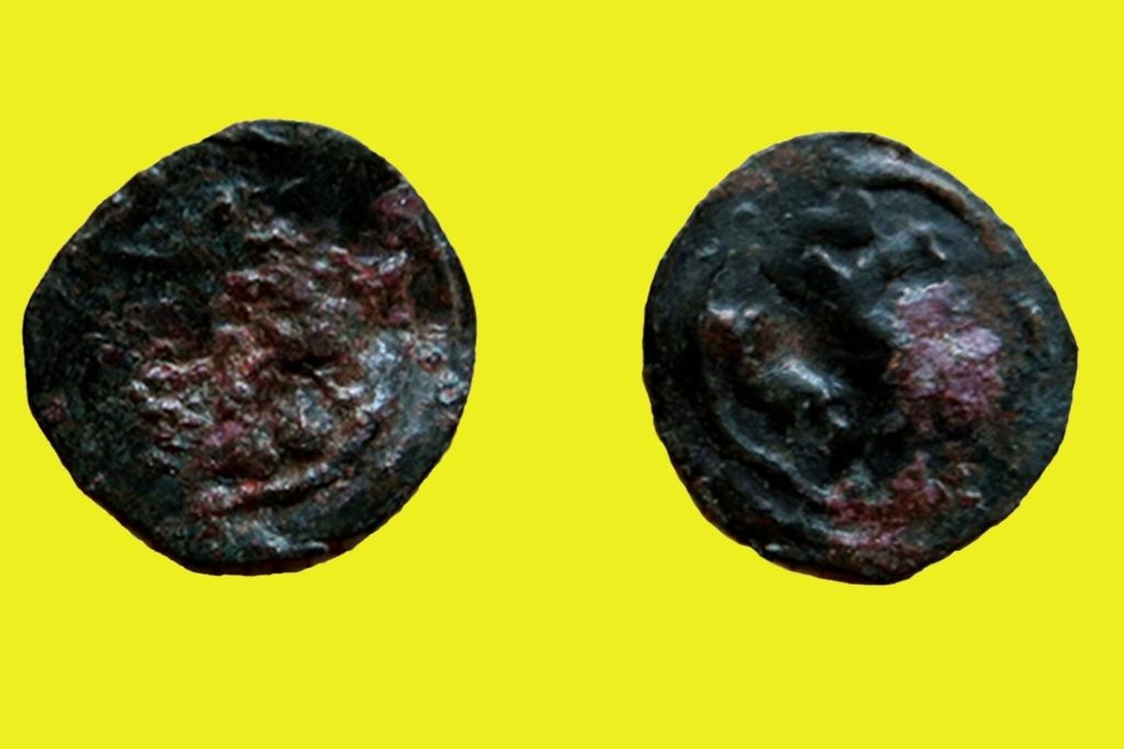 Una antigua moneda de bronce, descubierta en el sector arqueológico C–400 de Ibo, aporta nuevas pistas sobre el comercio suajili