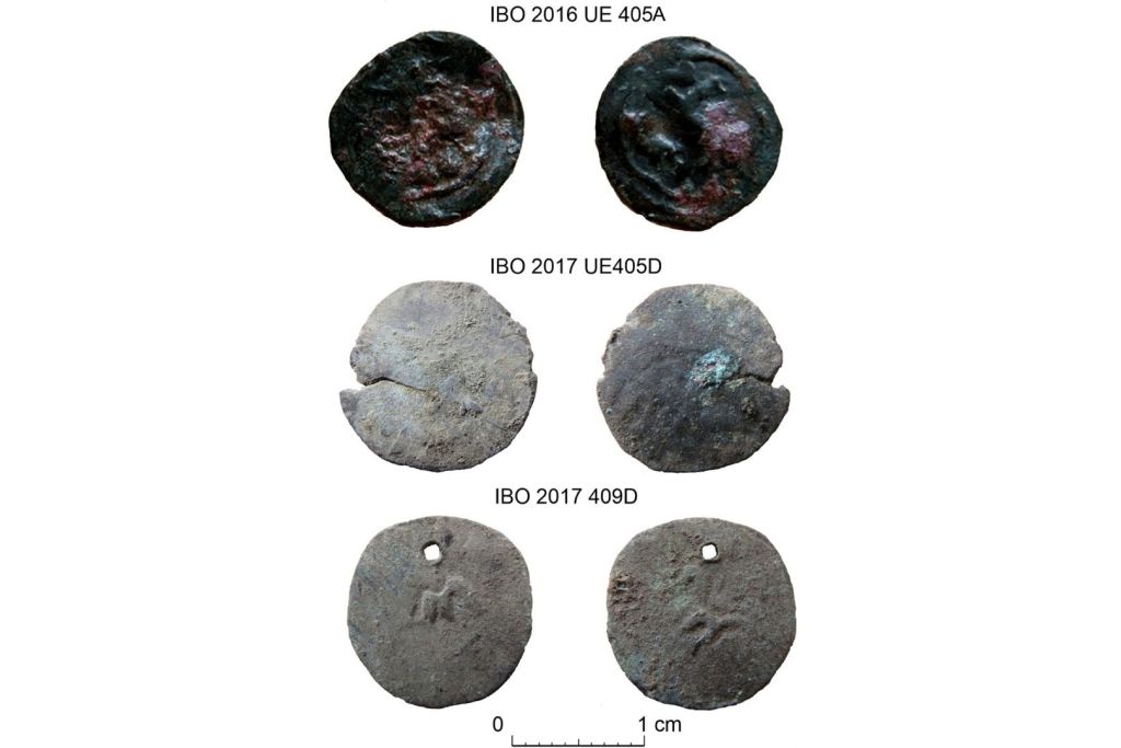 Monedas halladas en el yacimiento C–400 de la isla de Ibo