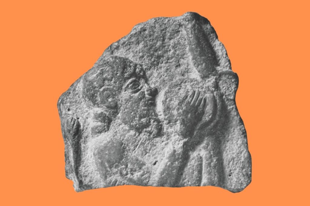 Músico con platillos representado en un fragmento de piedra de la estela de Ur-Nammu, posiblemente datado a finales del tercer milenio a.C.