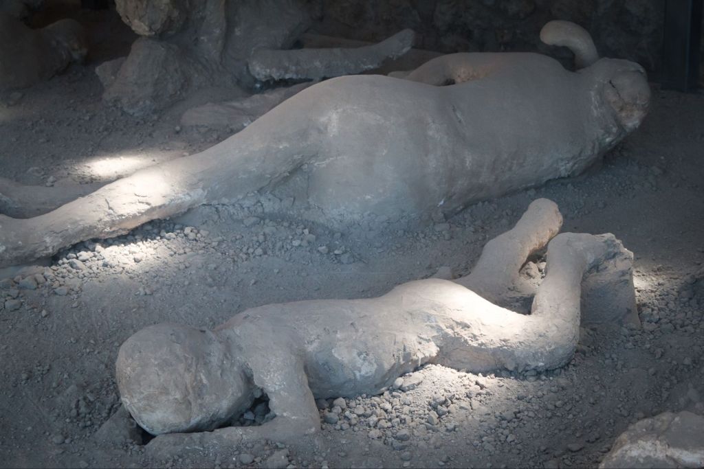 Los cuerpos de las víctimas aún permanecen petrificados bajo la ceniza, testigos del horror que vivió la ciudad