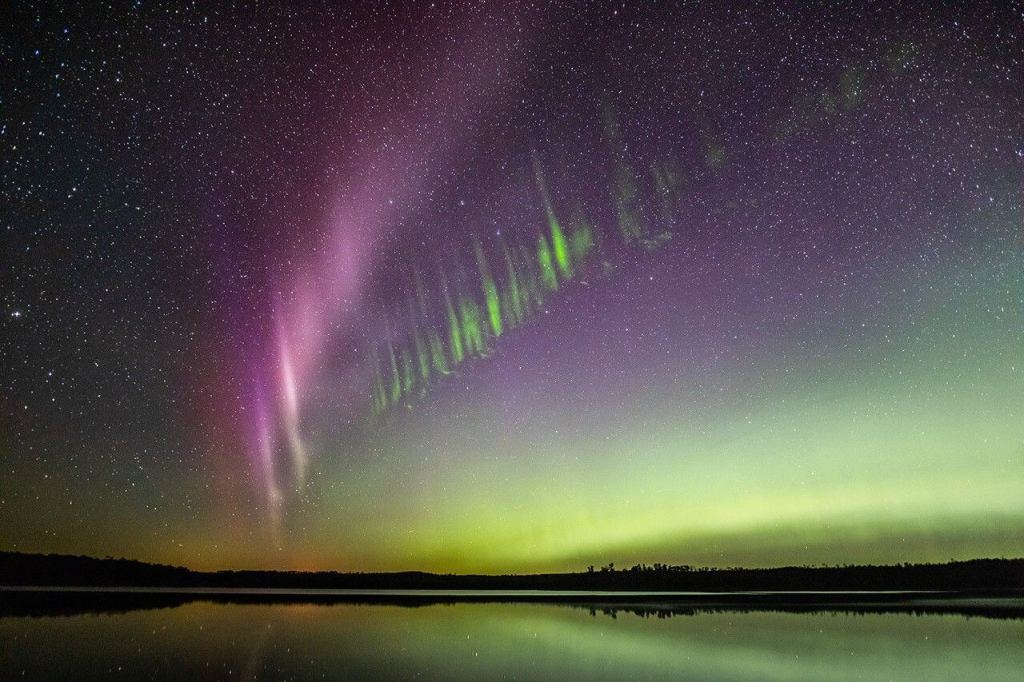 Fig. 4: Captura de una aurora, un fenómeno que ocurre cerca de los polos magnéticos cuando partículas de alta energía chocan con los átomos de la atmósfera, emitiendo luz y haciendo que el cielo brille con distintos colores. Fuente: NASA. Créditos Neil Zeller.
