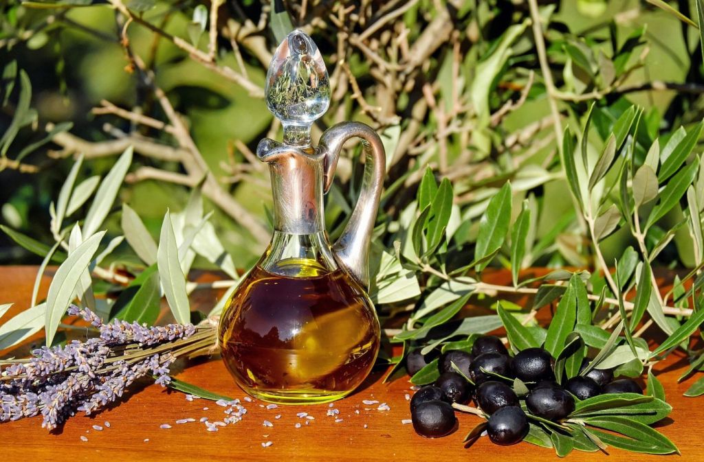 Aceite de oliva, aceitunas y hijas de olivo