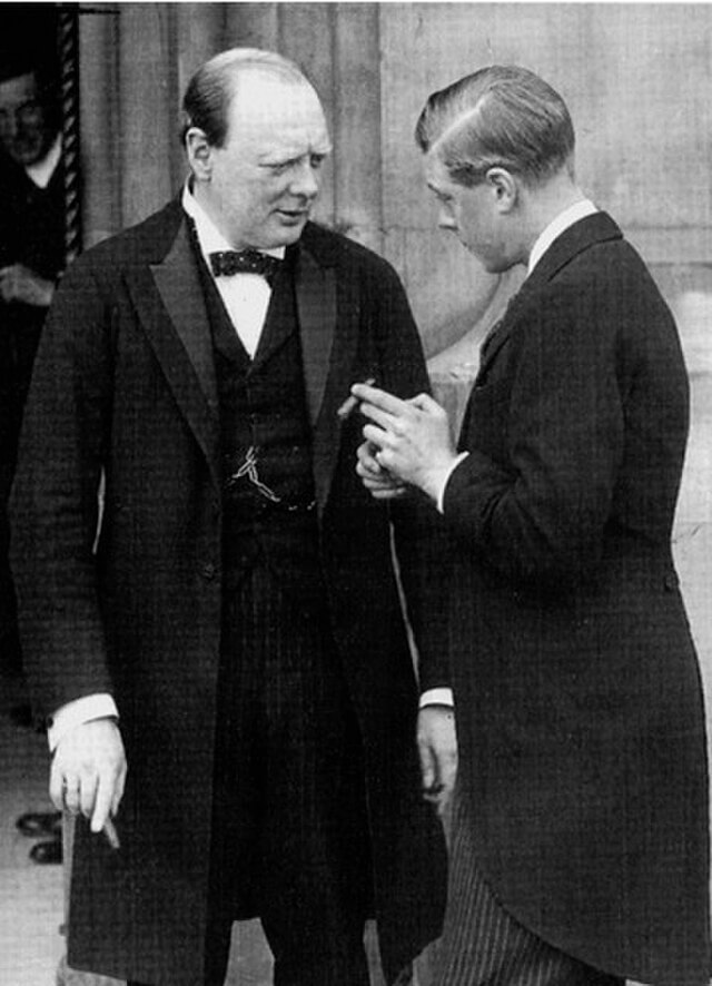 Churchill y el príncipe de Gales, futuro Eduardo VIII, ataviados con trajes negros