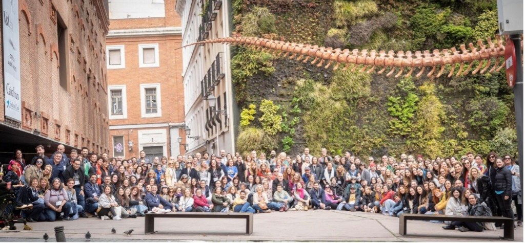 Foto de grupo de la Tercera #EduJornada en el exterior del CaixaForum Madrid. Cedida por Rafa Dávila y Ana Fernández Sancho