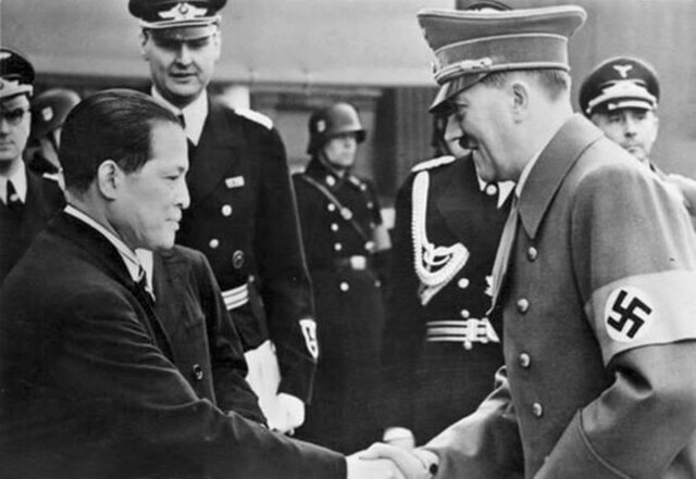 Hiroshi Oshima saluda a Hitler en 1942
