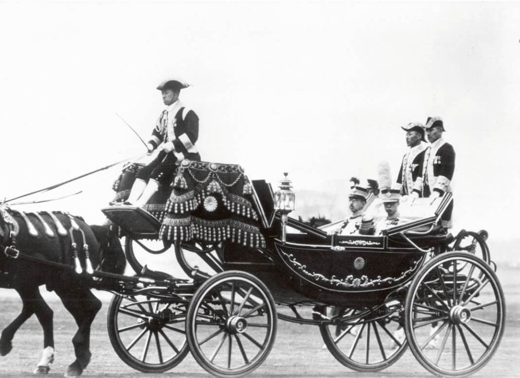 Puyi viaja en calesa junto al emperador Hirohito