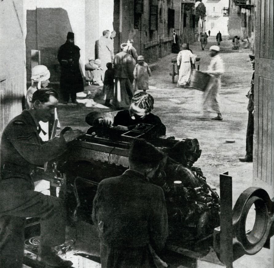 Técnicos de la RAF reparando un motor en El Cairo