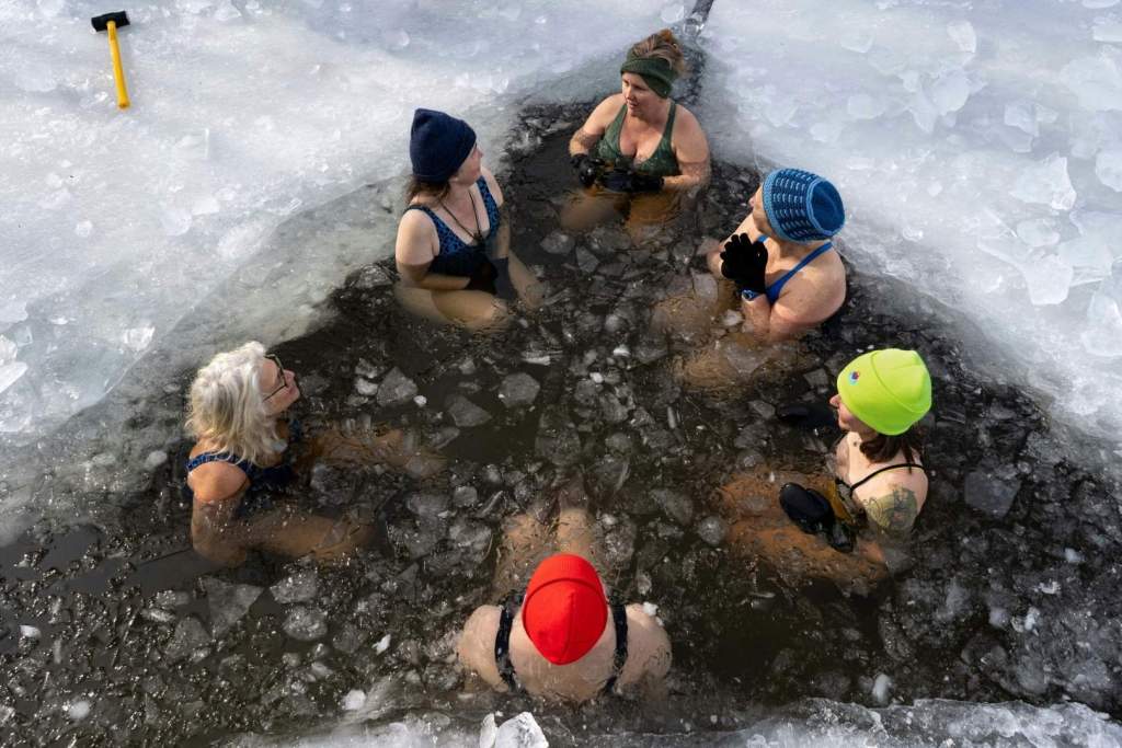 Sumergirse en agua fría no aceleró la recuperación muscular en un grupo de 30 mujeres jóvenes, según sugiere un estudio reciente
