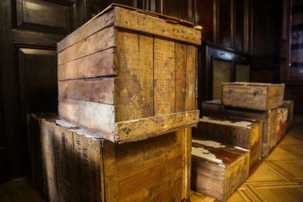 Durante las tareas de traslado del archivo judicial a un nuevo museo, los empleados se toparon por sorpresa con las misteriosas cajas almacenadas en el subsuelo