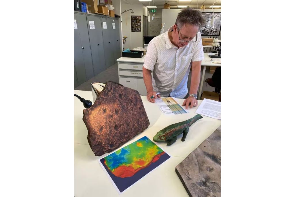 Fotografía del paleontólogo John Long, de la Universidad de Flinders