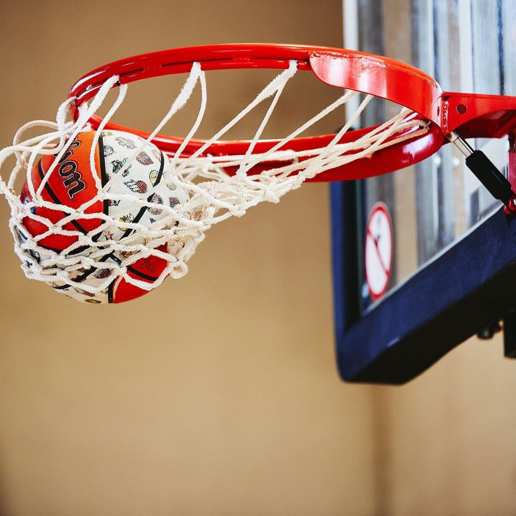 Balón de baloncesto y canasta