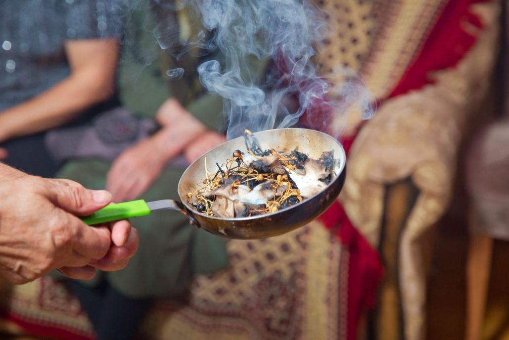 El humo de harmal, utilizado en la antigüedad para limpiar y proteger los hogares, sigue formando parte de tradiciones vivas en muchas regiones árabes