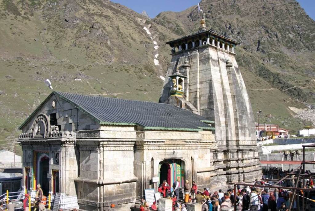Fieles hindúes acceden al templo de Kedarnath