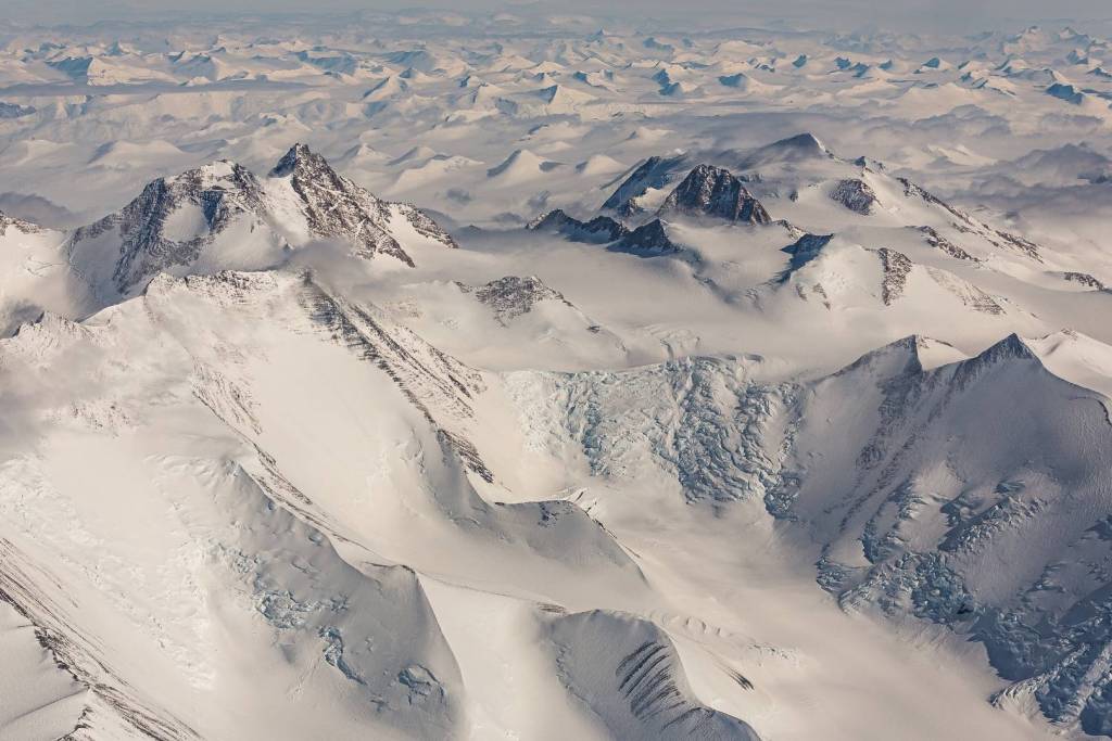 Montañas que conforman la cordillera Transantártica, extendiéndose a lo largo de 3.500 kilómetros