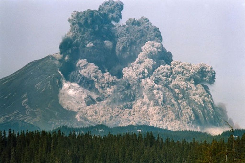 El Monte Santa Helena durante la erupción del 18 de mayo de 1980