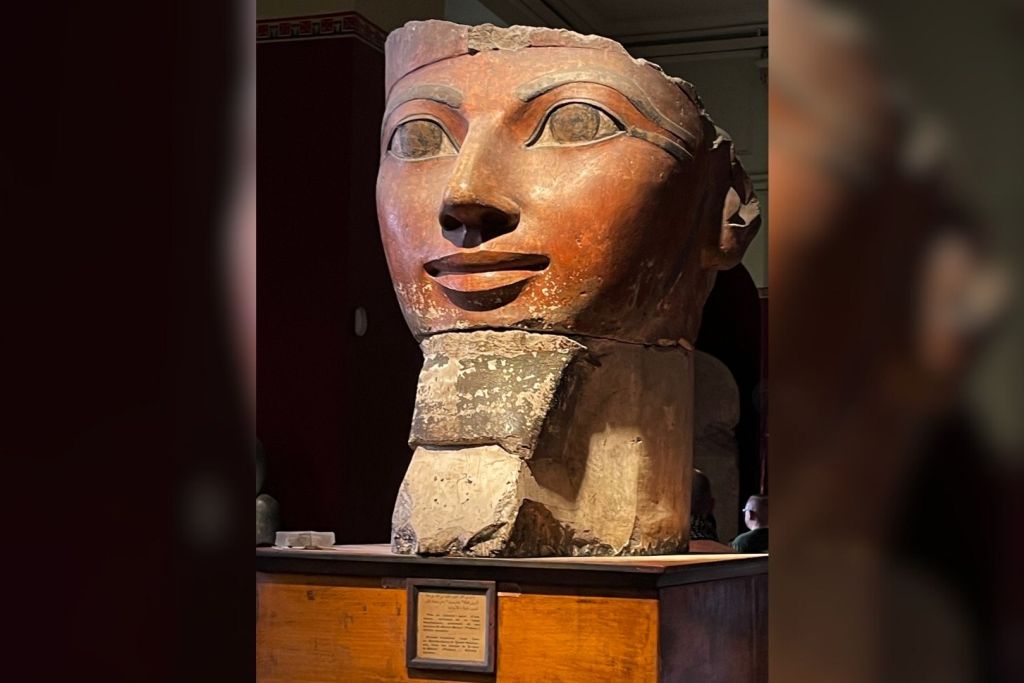 El rostro fragmentado de una estatua de Hatshepsut