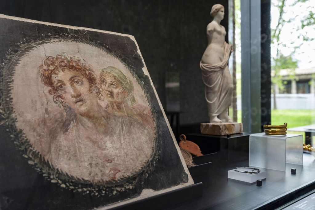 Murales, esculturas, inscripciones y objetos cotidianos revelan la diversidad de funciones y rituales que definían la vida de las mujeres romanas