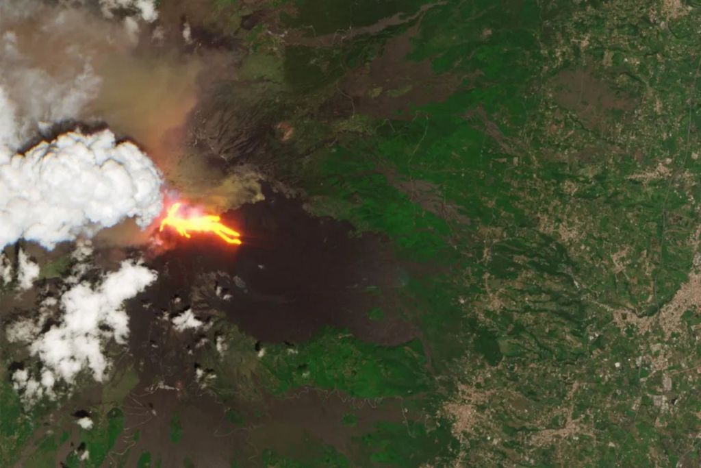 Un flujo de lava fue detectado desde satélites descendiendo por las laderas del Etna durante una violenta erupción el pasado 2 de junio, mientras en el lado opuesto del volcán se liberaba una potente avalancha piroclástica