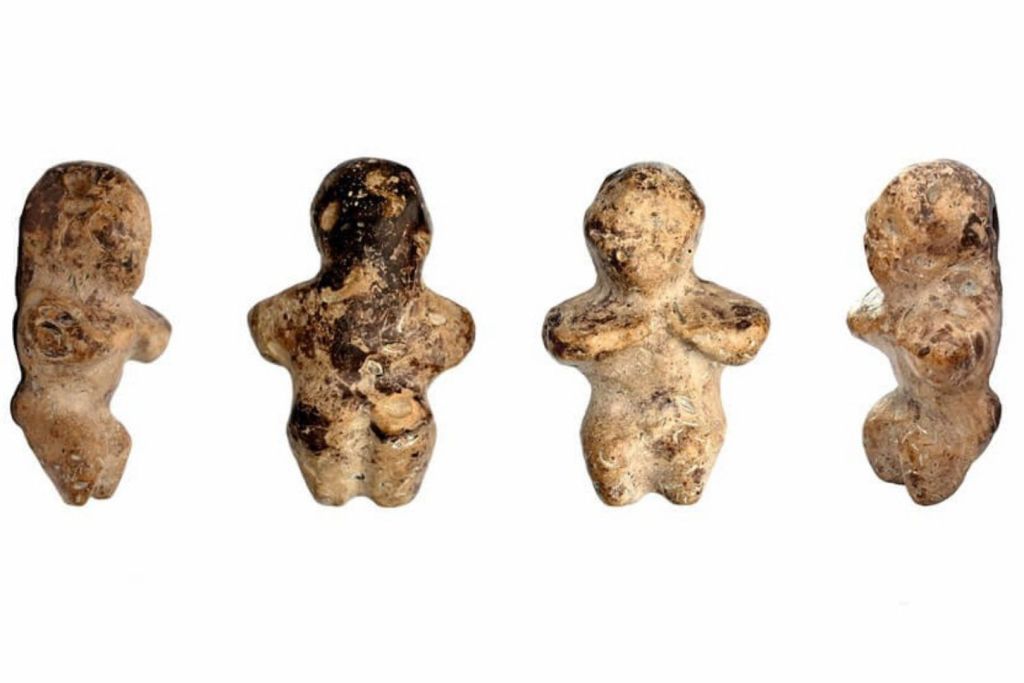El rostro de la figura carece prácticamente de rasgos, pero destacan sus caderas anchas y unos pechos suavemente definidos, como si hubieran sido alisados por el uso o el contacto frecuente