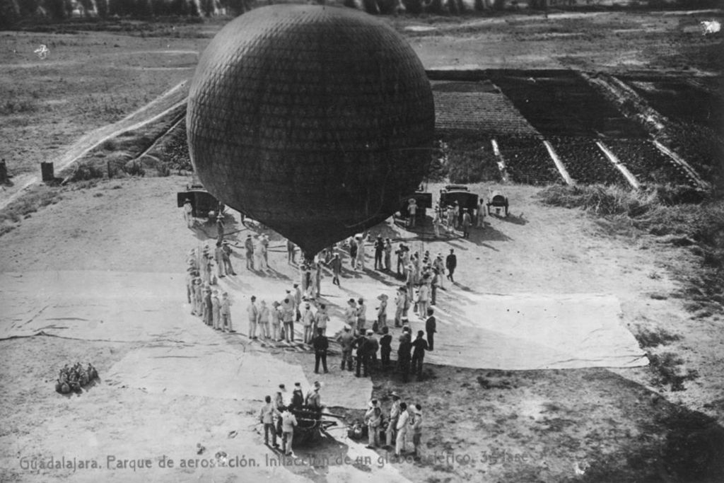 Un grupo de ingenieros militares españoles, pilotos de globos y dirigibles, se interesaron por los primeros vuelos con aeroplanos. En la imagen, Parque de aerostación de Guadalajara