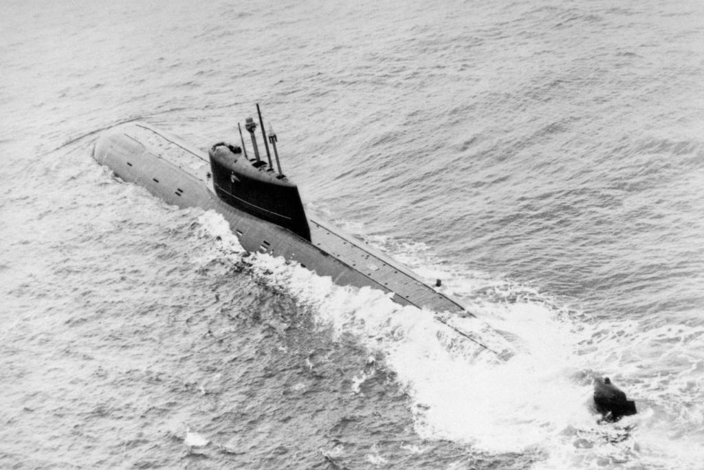 Bajo las gélidas aguas del mar de Barents, el submarino soviético Komsomolets sigue filtrando radiactividad más de 30 años después de su hundimiento, a solo 185 km de la remota Isla del Oso
