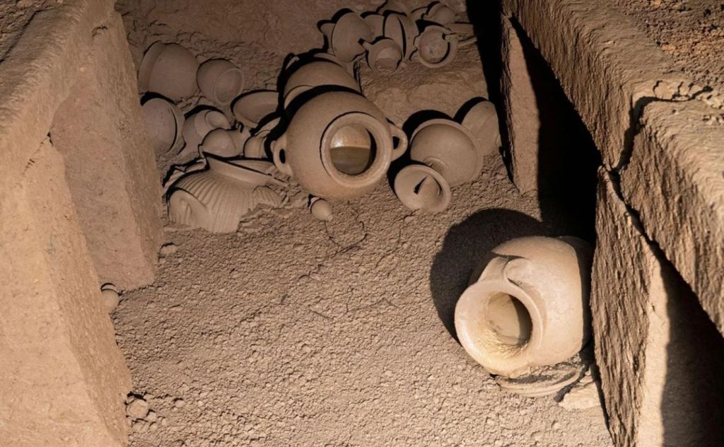 Cerámicas en tumba etrusca
