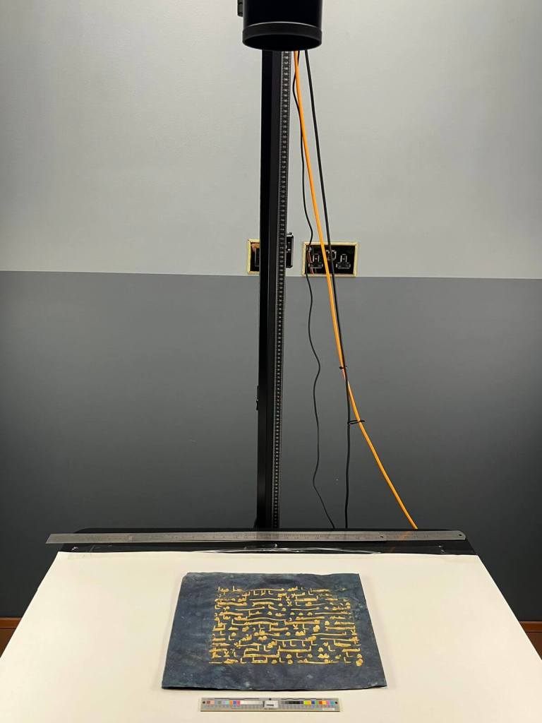 Folio del Corán Azul bajo imágenes multiespectrales. Departamento de Cultura y Turismo - Abu Dhabi, Colección del Museo Nacional Zayed