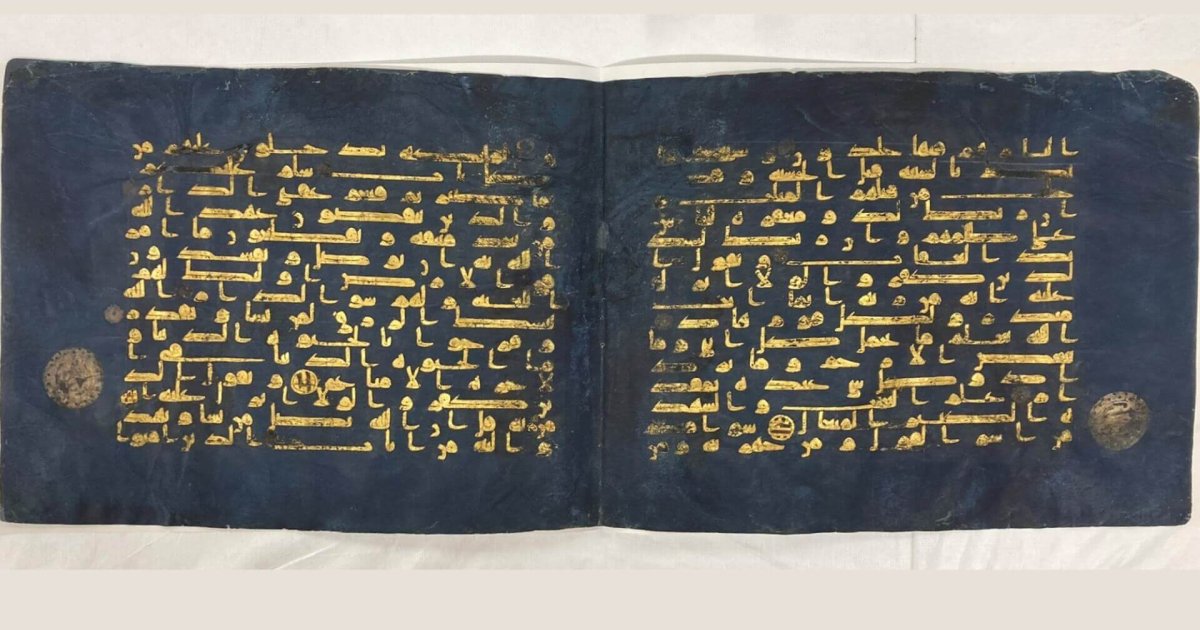 Descubren secretos ocultos de hace más de mil años en el Corán Azul, uno de los manuscritos islámicos más importantes