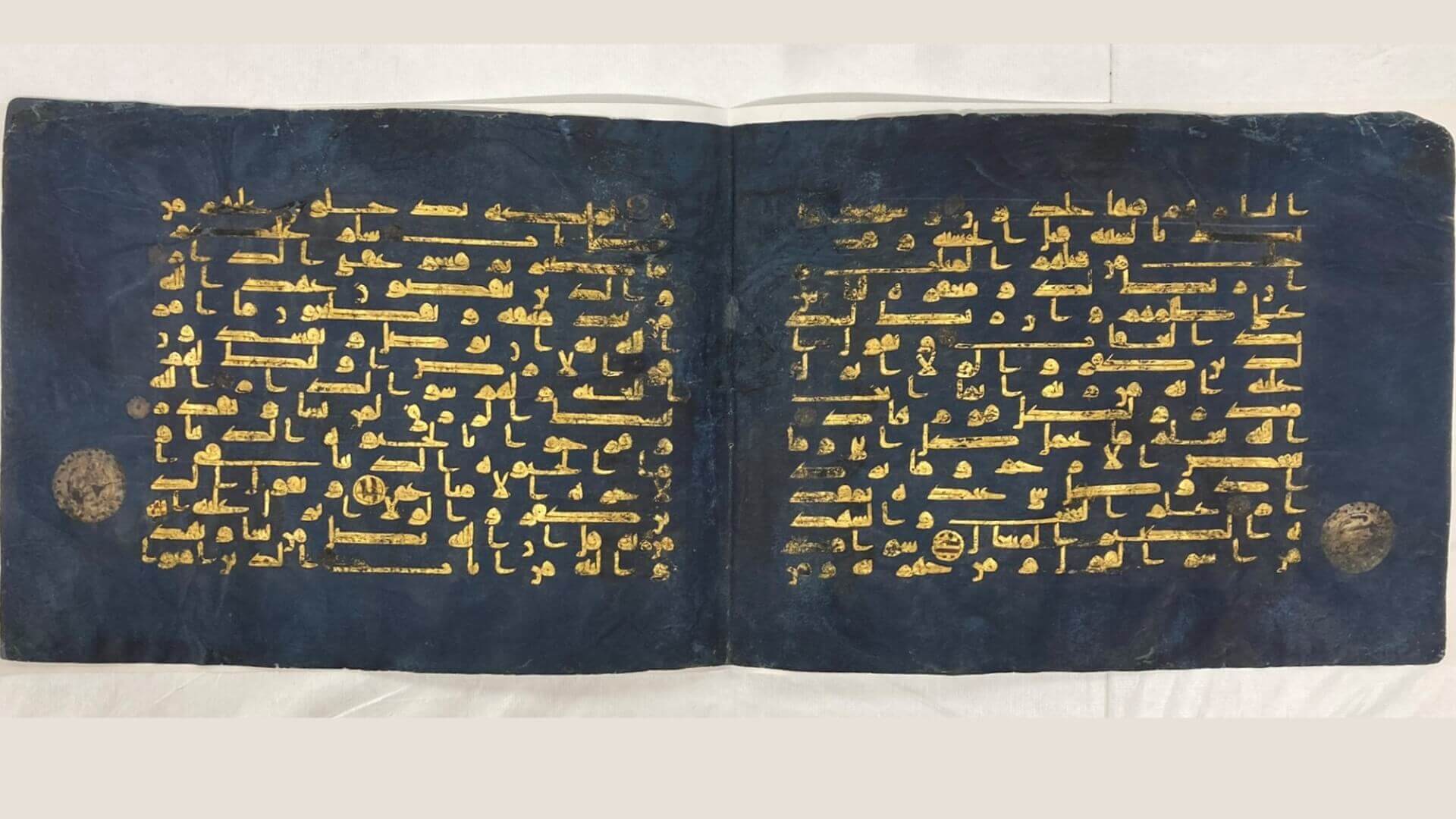 Las imágenes multiespectrales permiten descubrir versículos ocultos bajo pan de oro en el Corán Azul. Folio del Corán Azul. Fuente: Departamento de Cultura y Turismo - Abu Dhabi, Colección del Museo Nacional Zayed.
