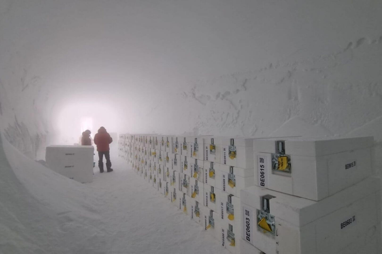 Las muestras de hielo más antiguas jamás recuperadas son almacenadas bajo cero en túneles helados, a la espera de ser analizadas en Europa