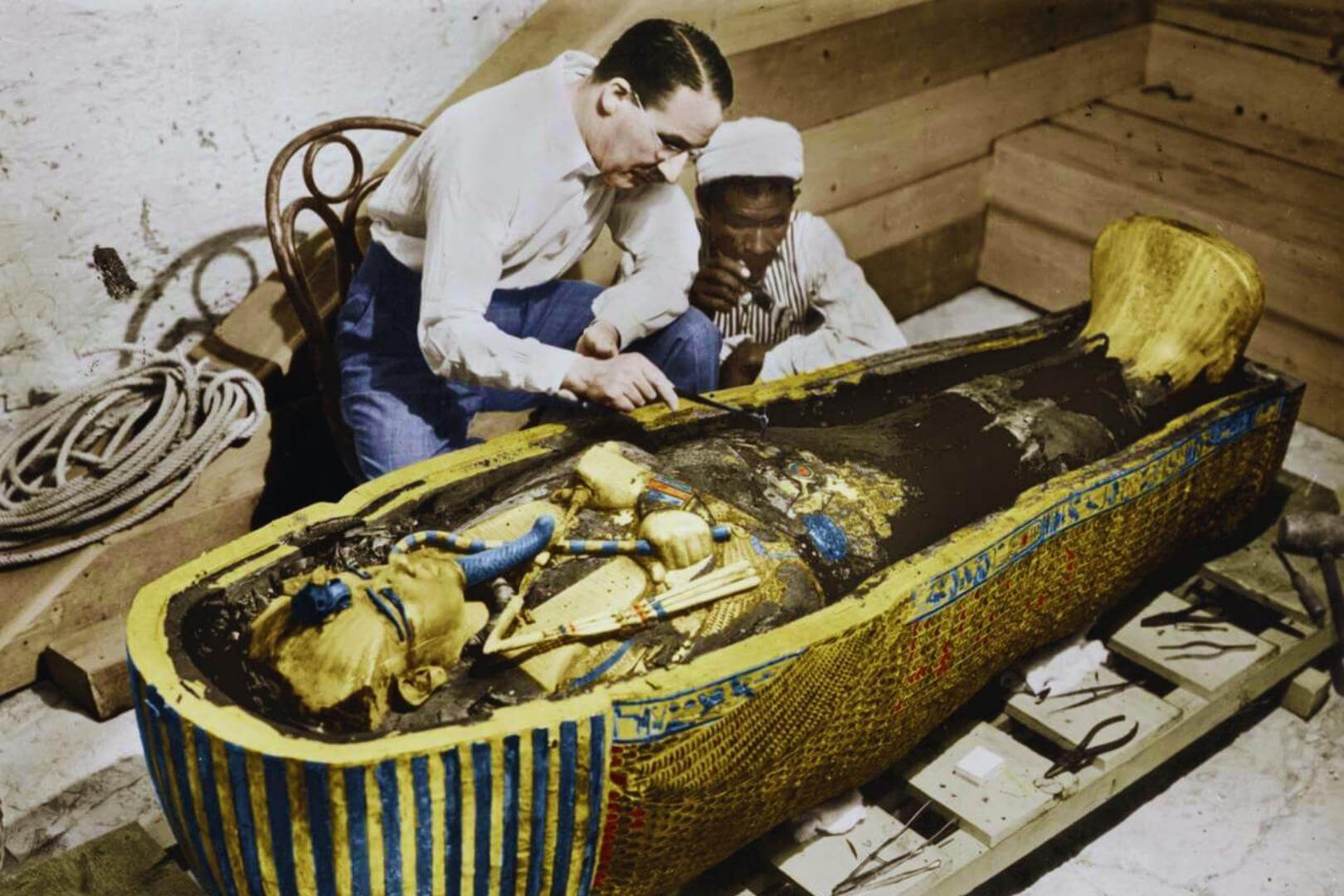 Howard Carter examinando la tumba de Tutankamón en 1922