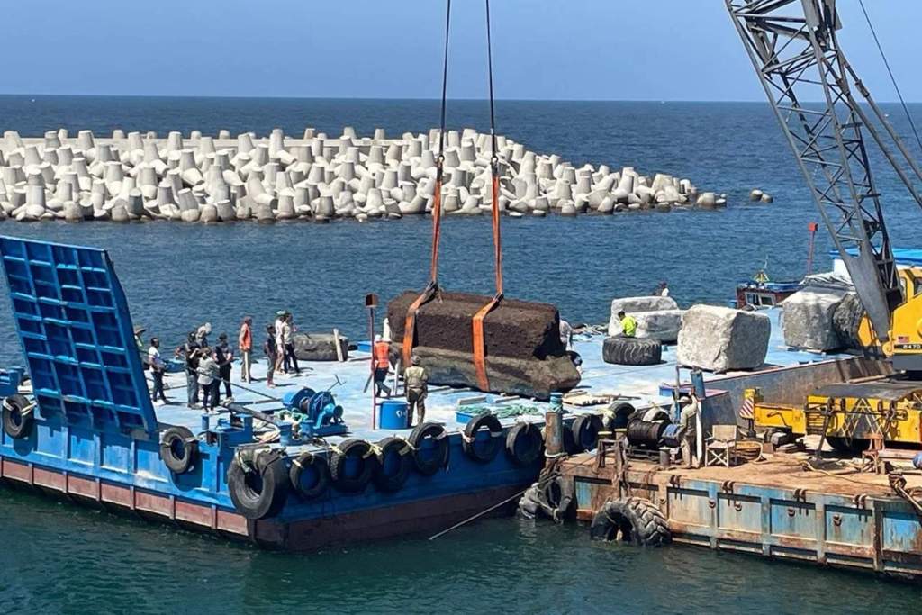 Uno de los imponentes bloques que formaban parte de una entrada monumental del Faro de Alejandría fue izado desde el lecho marino durante la operación