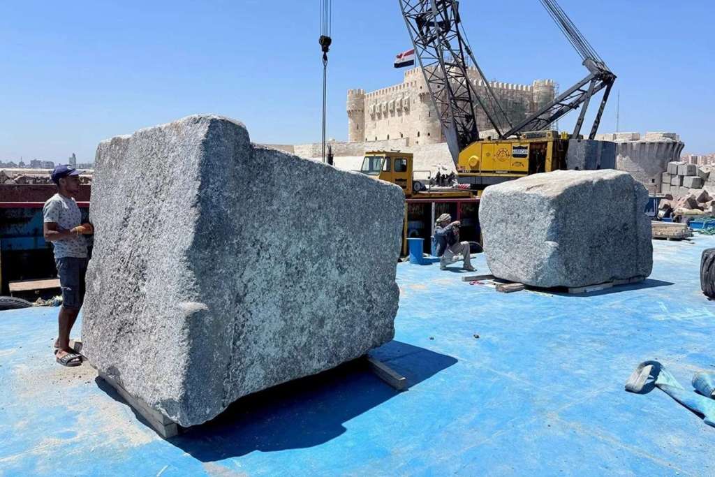 Un total de 22 colosales bloques de piedra han sido extraídos de las ruinas sumergidas del antiguo Faro de Alejandría, en la costa egipcia