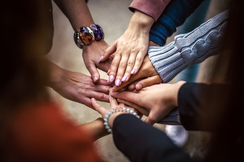 ¿Quieres una vida simple con más experiencias y mejores relaciones? La ciencia confirma que así aumenta tu bienestar y felicidad 2