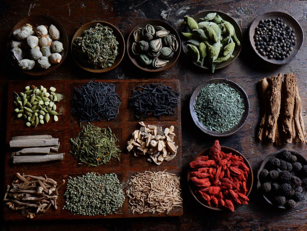 Cuencos con productos vegetales