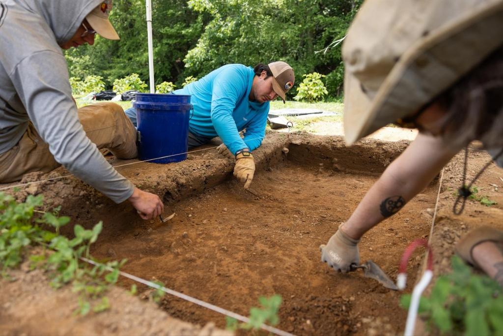 En la finca Blackburn Vannoy de la Universidad Estatal de los Apalaches, en el condado de Ashe, un grupo de estudiantes de arqueología participa en una campaña de excavación de campo