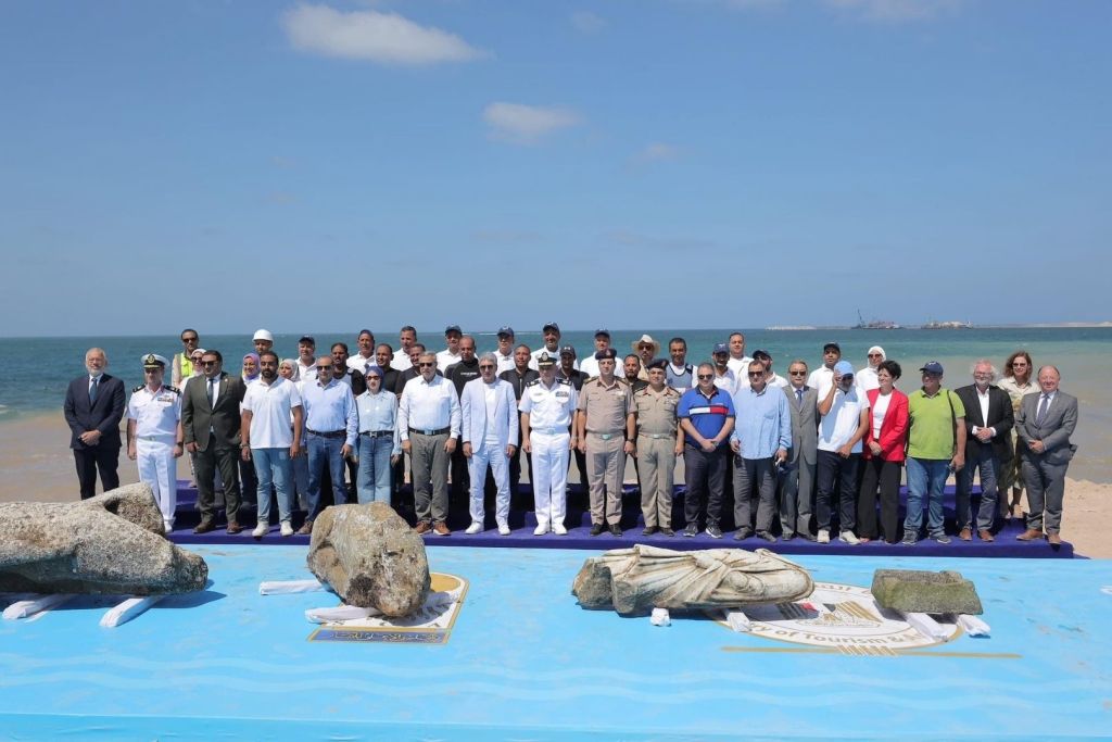 Arqueólogos, junto a autoridades locales, nacionales e internacionales, celebran la recuperación de valiosas piezas antiguas en el antiguo emplazamiento de Canopo, cerca de Alejandría, Egipto