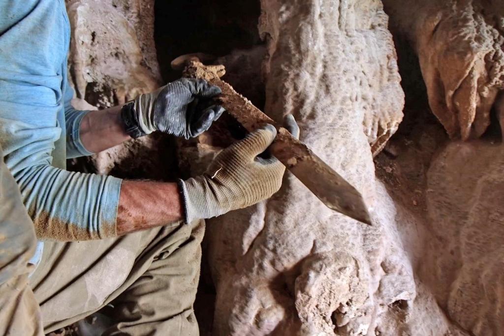 Una de las espadas romanas halladas en la cueva, tras casi 1.900 años oculta entre las rocas del desierto de Judea