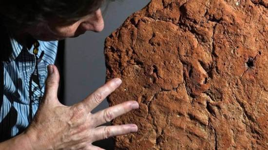 La huella de la mano se distingue tenuemente en la parte inferior de la base de la maqueta funeraria
