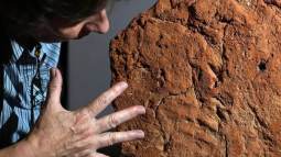 La huella de la mano se distingue tenuemente en la parte inferior de la base de la maqueta funeraria