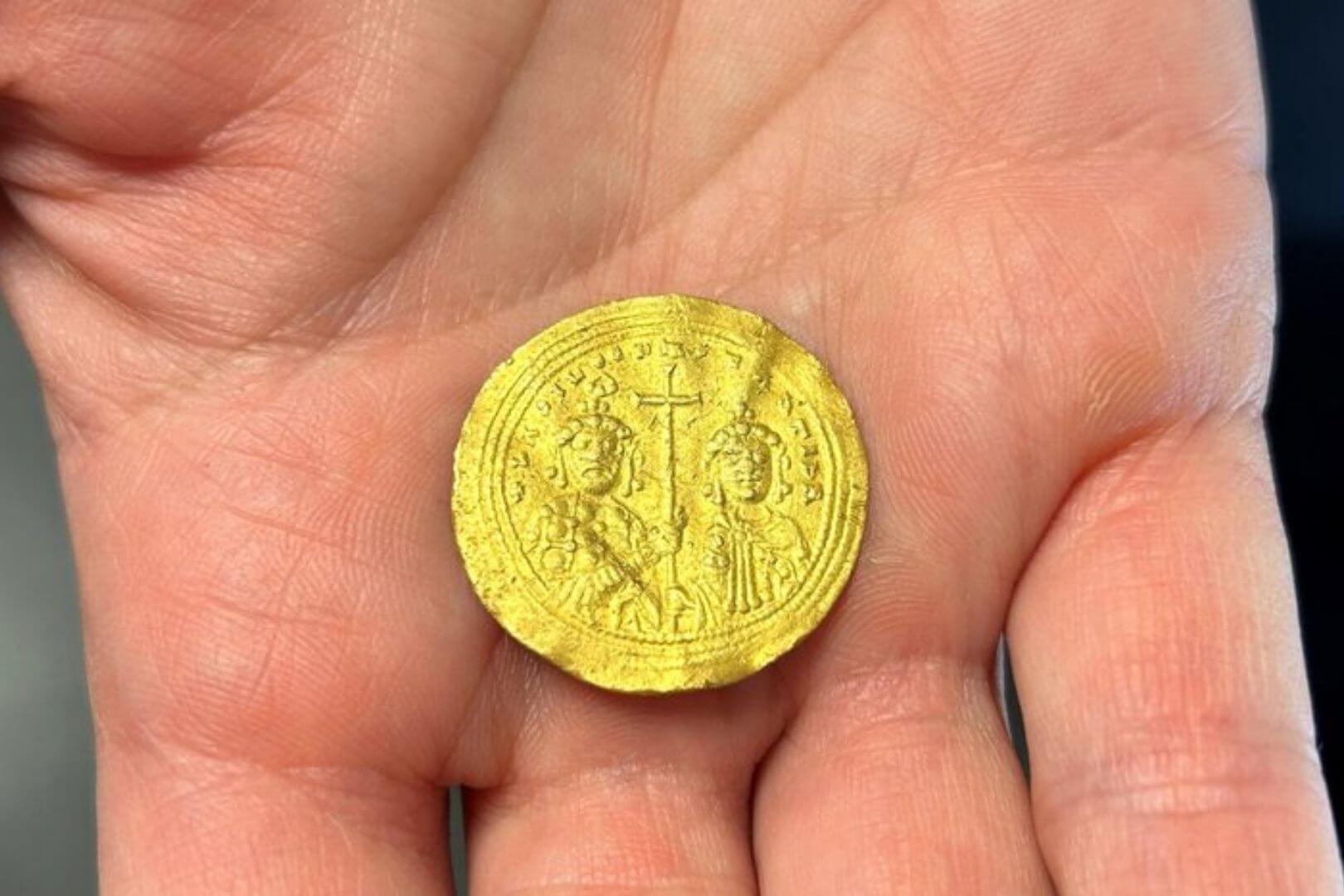 Un buscador aficionado halla una rarísima moneda de oro bizantina en Noruega