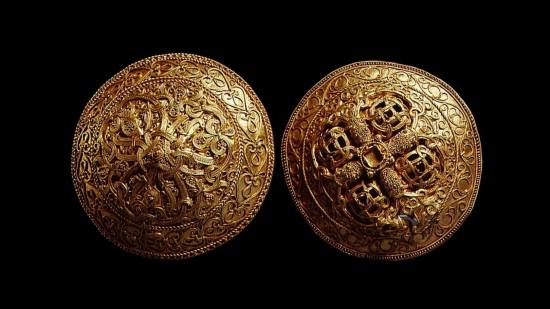 En un rincón de Dinamarca emergieron dos broches de oro forjados hace más de mil años por artesanos vikingos