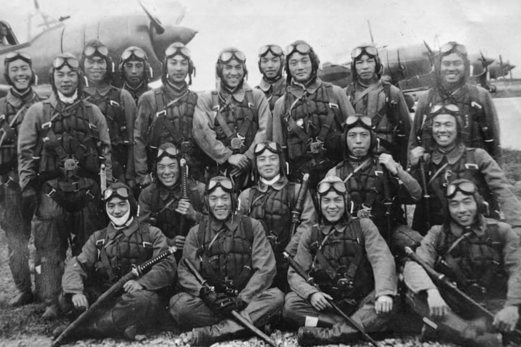 Jóvenes pilotos kamikaze posan antes de partir en sus misiones suicidas, con semblantes serenos y convencidos de estar cumpliendo un destino sagrado por el honor del emperador y la patria