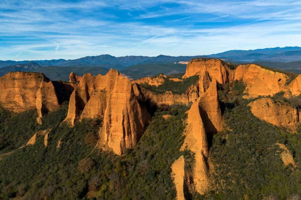 El paisaje rojizo y abrupto de Las Médulas, moldeado hace dos mil años por la ingeniería romana