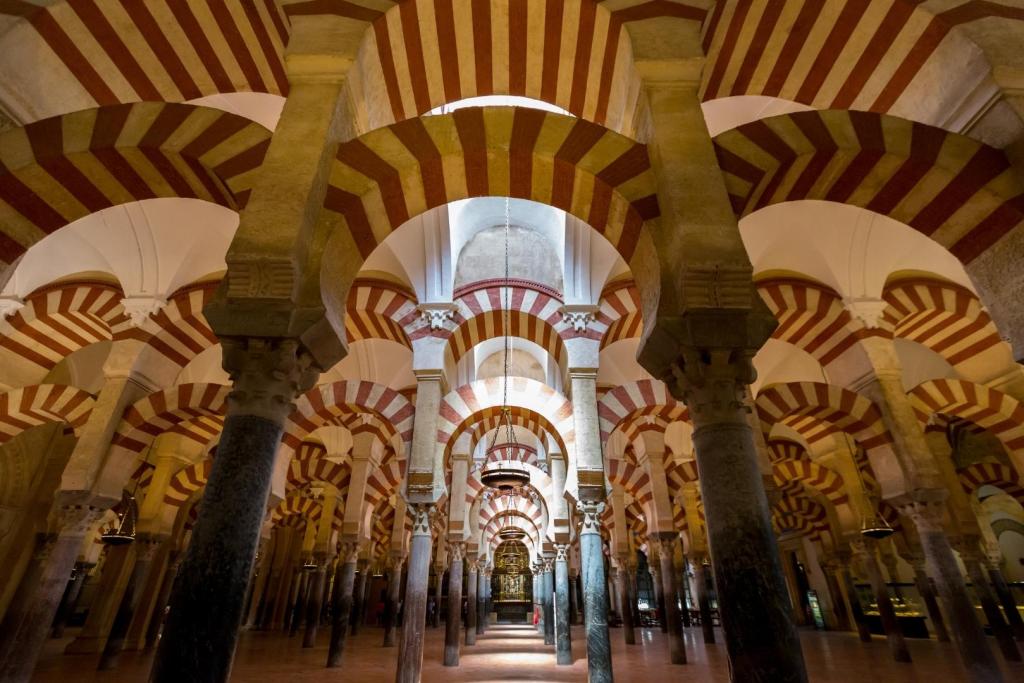 Entre columnas, arcos y bóvedas conviven las huellas de al-Andalus y la España cristiana