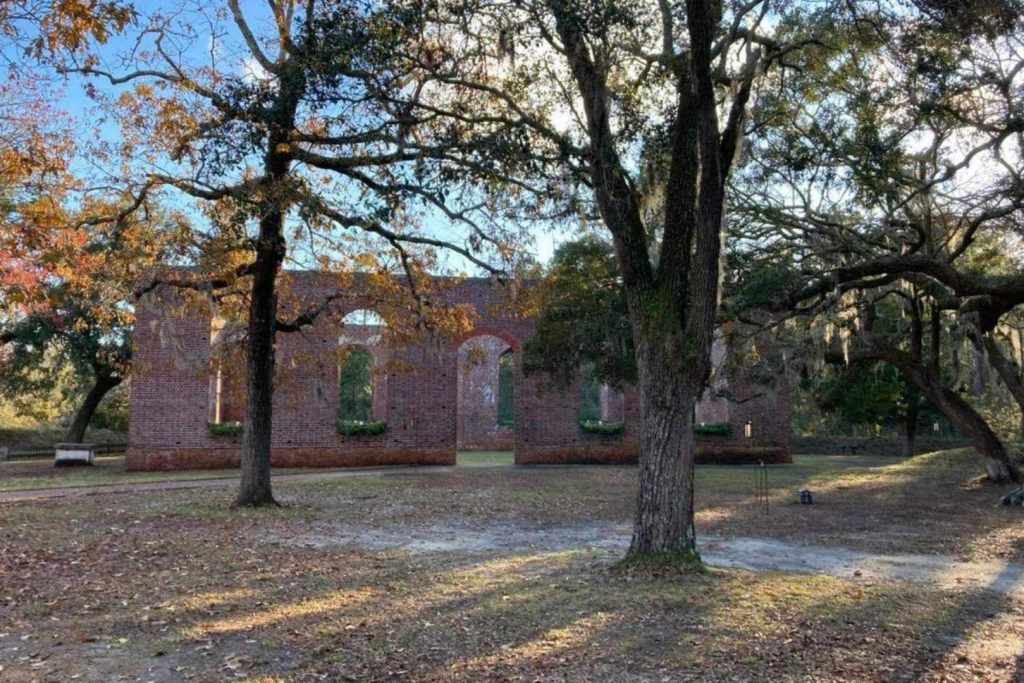 Brunswick, antiguo puerto previo a la Revolución en el río Cape Fear, fue destruido por tropas británicas en 1776 y nunca reconstruido