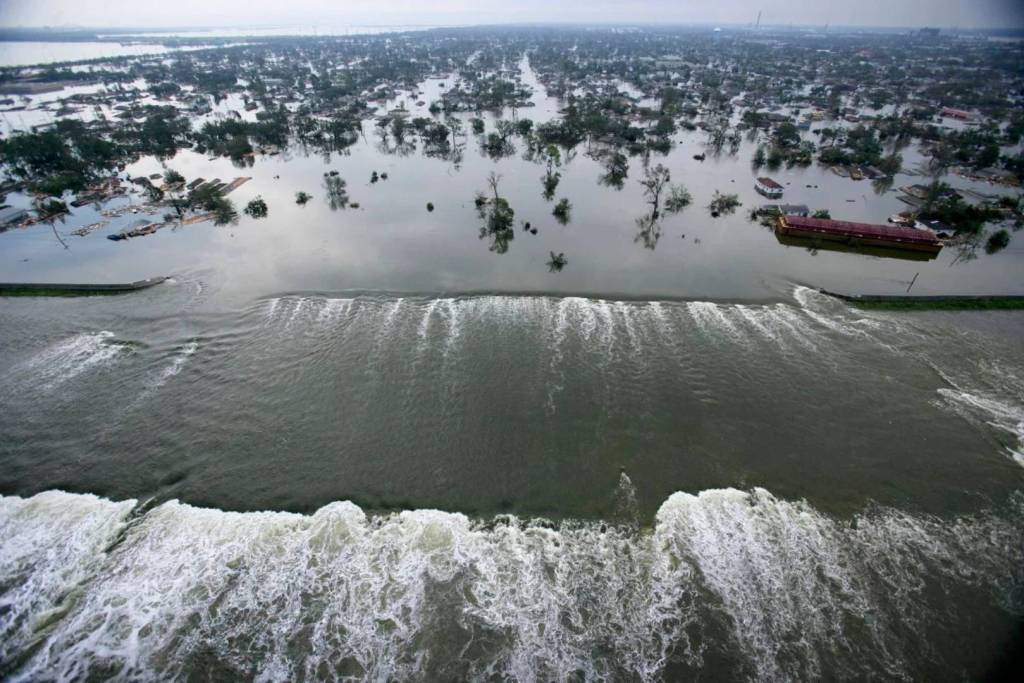 El agua desbordó el canal de navegación del puerto interior de Nueva Orleans el 30 de agosto de 2005