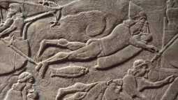 Relieve asirio de casi 3.000 años de antigüedad que muestra a soldados cruzando un río con la ayuda de odres inflados, una ingeniosa técnica militar utilizada para mantener la movilidad del ejército en campaña