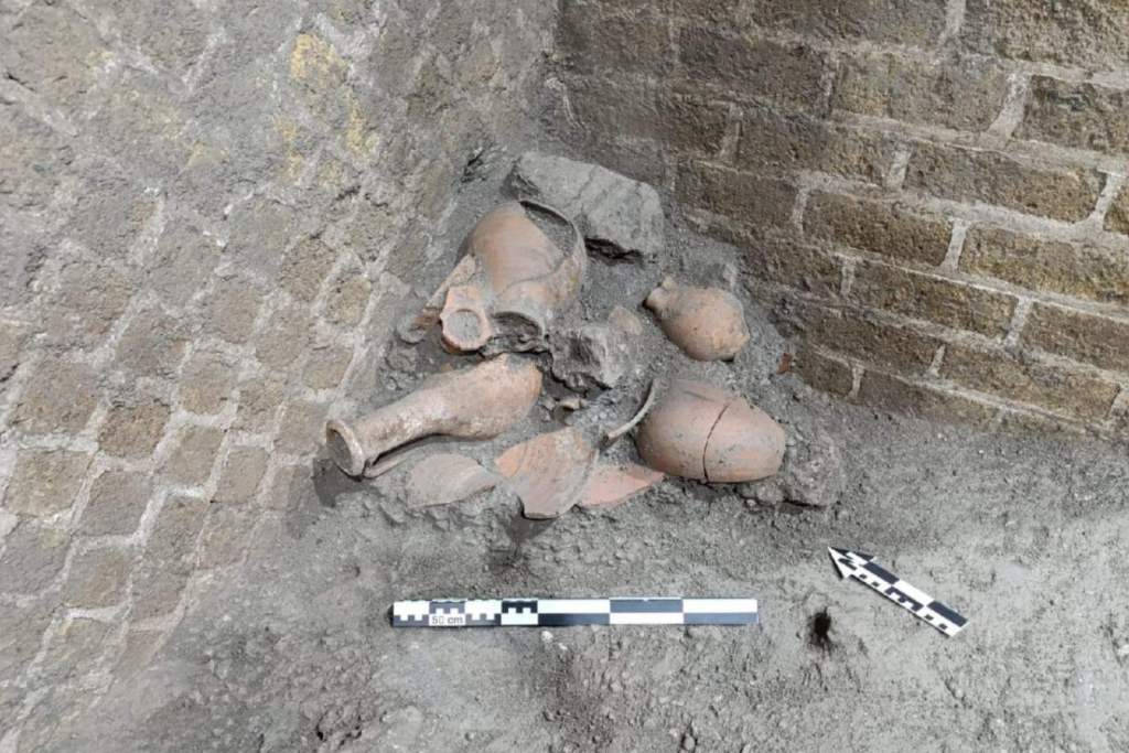 Fotografía cedida por el Parque Arqueológico de Pompeya el 6 de agosto de 2025, donde se aprecian algunos de los recientes hallazgos realizados en el yacimiento