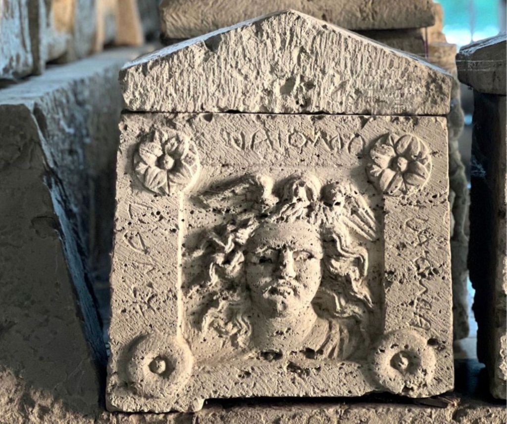 Urna con medusa